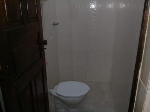 VENDE-SE PRÉDIO COMERCIAL  COM DUAS CASAS EM BAIXO E DOIS APTOS  NA RUA PERNAMBUCO