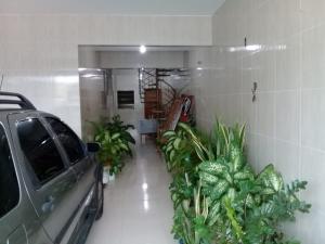 VENDE-SE PRÉDIO COMERCIAL  COM DUAS CASAS EM BAIXO E DOIS APTOS  NA RUA PERNAMBUCO