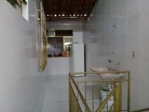 VENDE-SE PRÉDIO COMERCIAL  COM DUAS CASAS EM BAIXO E DOIS APTOS  NA RUA PERNAMBUCO