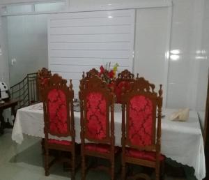 VENDE-SE PRÉDIO COMERCIAL  COM DUAS CASAS EM BAIXO E DOIS APTOS  NA RUA PERNAMBUCO