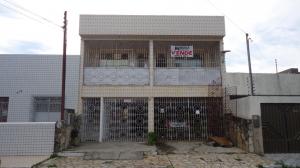 VENDE-SE PRÉDIO COMERCIAL  COM DUAS CASAS EM BAIXO E DOIS APTOS  NA RUA PERNAMBUCO