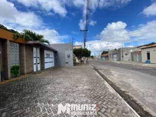 Vende-se Casa com Estilo Chácara no Centro de Dores