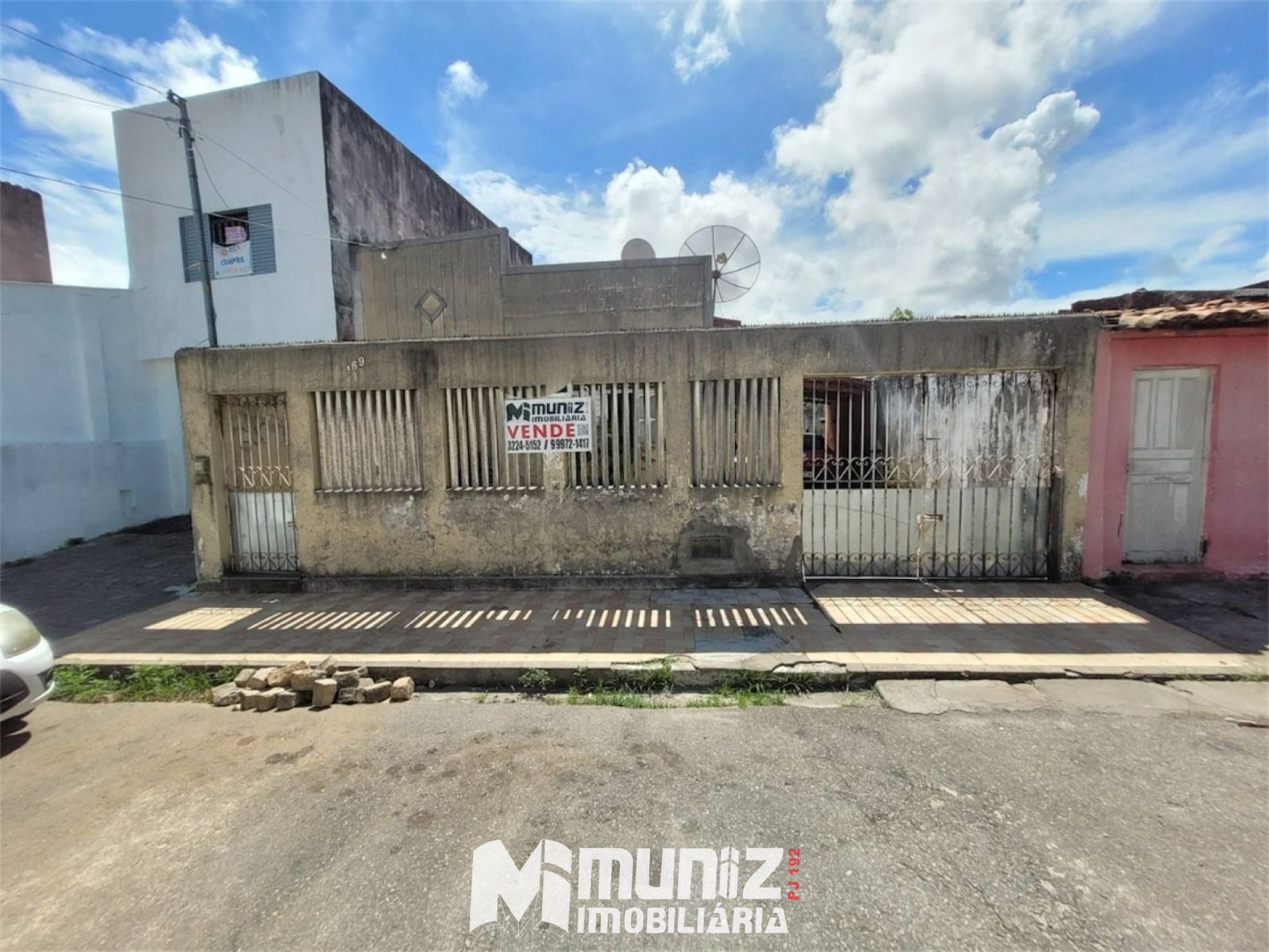 vende-se casa com quintal enorme - Rua Aristide Bispo