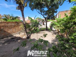 vende-se casa com quintal enorme - Rua Aristide Bispo