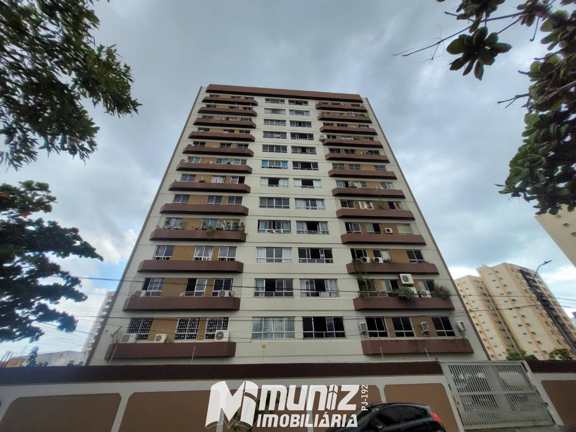 Vende-se Excelente Apartamento no Condomínio Riviera, 13 de Julho
