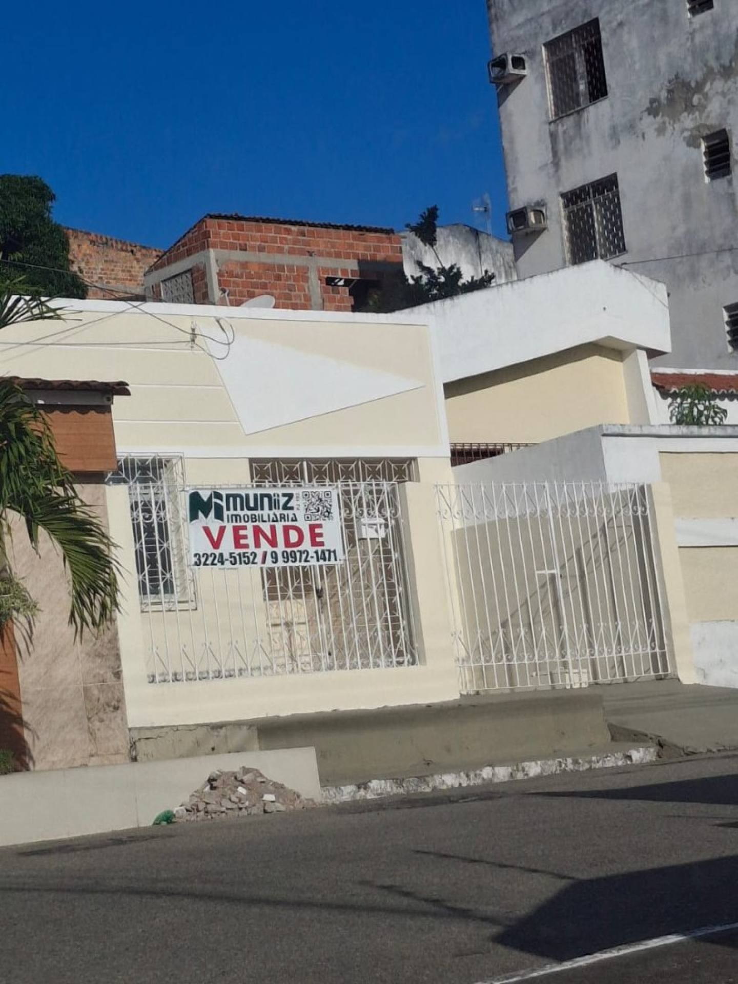VENDE-SE CASA DESOCUPADA NO B. CIRURGIA