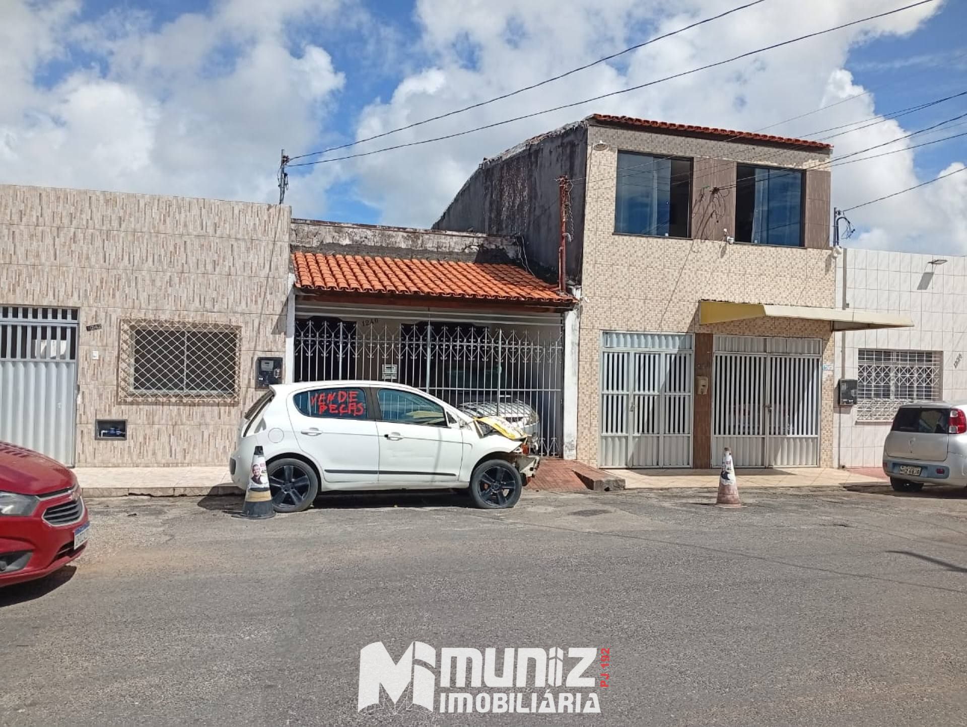 VENDE-SE CASA RUA PERNANBUCO - S. CAMPOS