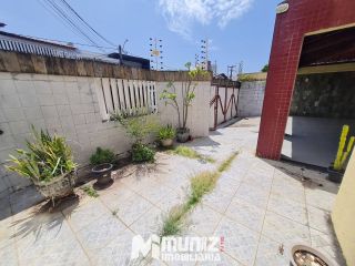 VEMDE-SE CASA NA RUA PEDRO LISBOA