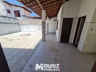 VEMDE-SE CASA NA RUA PEDRO LISBOA