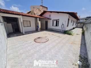 VEMDE-SE CASA NA RUA PEDRO LISBOA