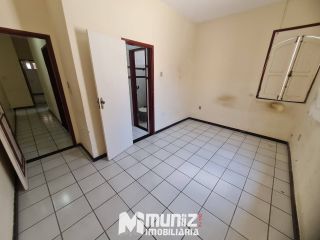 VEMDE-SE CASA NA RUA PEDRO LISBOA