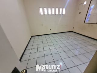 VEMDE-SE CASA NA RUA PEDRO LISBOA