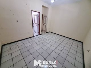 VEMDE-SE CASA NA RUA PEDRO LISBOA