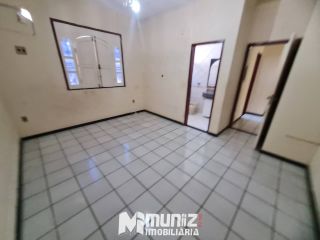 VEMDE-SE CASA NA RUA PEDRO LISBOA