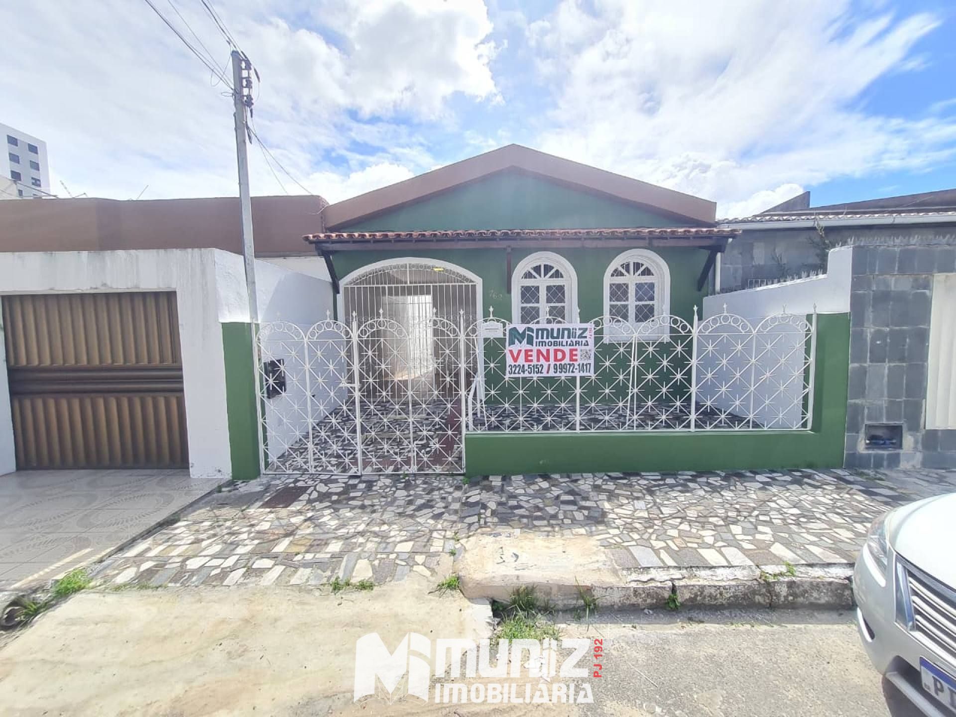 VENDE-SE CASA NA RUA DOM BOSCO, PRÓX A AV. HERMES FONTES