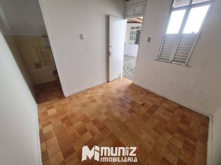 VENDE-SE CASA NA RUA DOM BOSCO, PRÓX A AV. HERMES FONTES