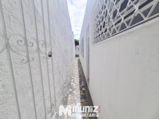 VENDE-SE CASA NA RUA DOM BOSCO, PRÓX A AV. HERMES FONTES