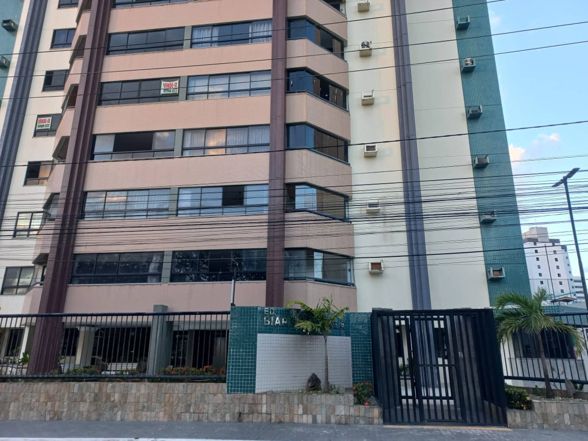 ALUGA-SE EXCELENTE APARTAMENTO C/ 145 m²,EDF. BIARRITZ PLAZA