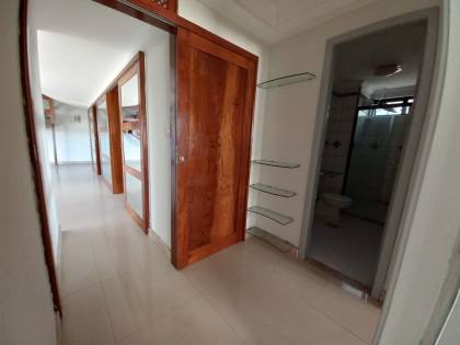 ALUGA-SE EXCELENTE APARTAMENTO C/ 145 m²,EDF. BIARRITZ PLAZA