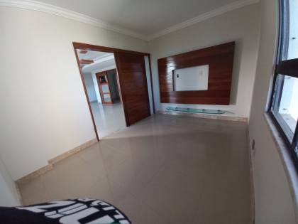 ALUGA-SE EXCELENTE APARTAMENTO C/ 145 m²,EDF. BIARRITZ PLAZA