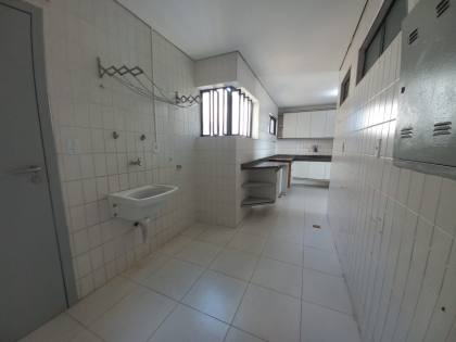 ALUGA-SE EXCELENTE APARTAMENTO C/ 145 m²,EDF. BIARRITZ PLAZA