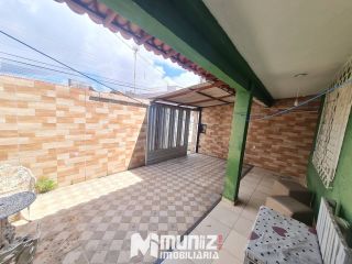 VENDE-SE CASA COM 2 PAVIMENTOS