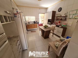 VENDE-SE CASA COM 2 PAVIMENTOS