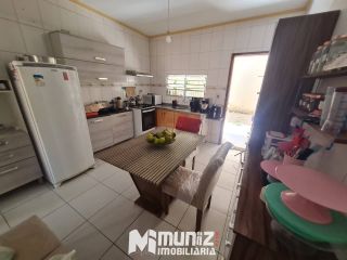 VENDE-SE CASA COM 2 PAVIMENTOS