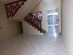 VENDE-SE CASA NA AV. CARLOS BURLAMARQUI
