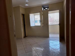 VENDE-SE CASA NA AV. CARLOS BURLAMARQUI