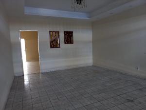 VENDE-SE CASA NA AV. CARLOS BURLAMARQUI