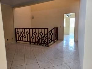 VENDE-SE CASA NA AV. CARLOS BURLAMARQUI