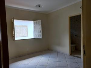 VENDE-SE CASA NA AV. CARLOS BURLAMARQUI