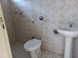 VENDE-SE CASA NA AV. CARLOS BURLAMARQUI