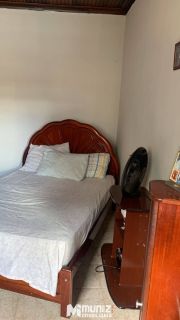 VENDE-SE CASA COM 02 PAVIMENTOS NO CENTRO