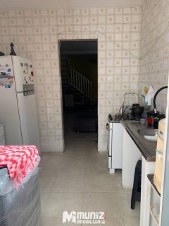 VENDE-SE CASA COM 02 PAVIMENTOS NO CENTRO