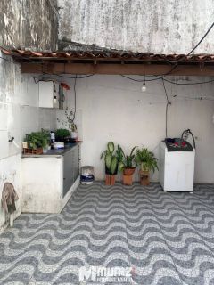 VENDE-SE CASA COM 02 PAVIMENTOS NO CENTRO