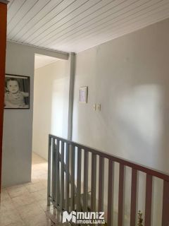 VENDE-SE CASA COM 02 PAVIMENTOS NO CENTRO