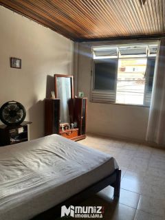 VENDE-SE CASA COM 02 PAVIMENTOS NO CENTRO