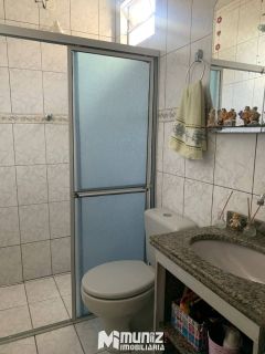 VENDE-SE CASA COM 02 PAVIMENTOS NO CENTRO