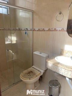 VENDE-SE CASA COM 02 PAVIMENTOS NO CENTRO