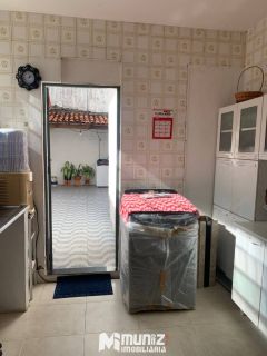 VENDE-SE CASA COM 02 PAVIMENTOS NO CENTRO