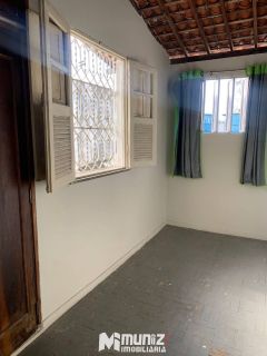 VENDE-SE CASA COM 02 PAVIMENTOS NO CENTRO