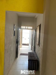 VENDE-SE CASA COM 02 PAVIMENTOS NO CENTRO