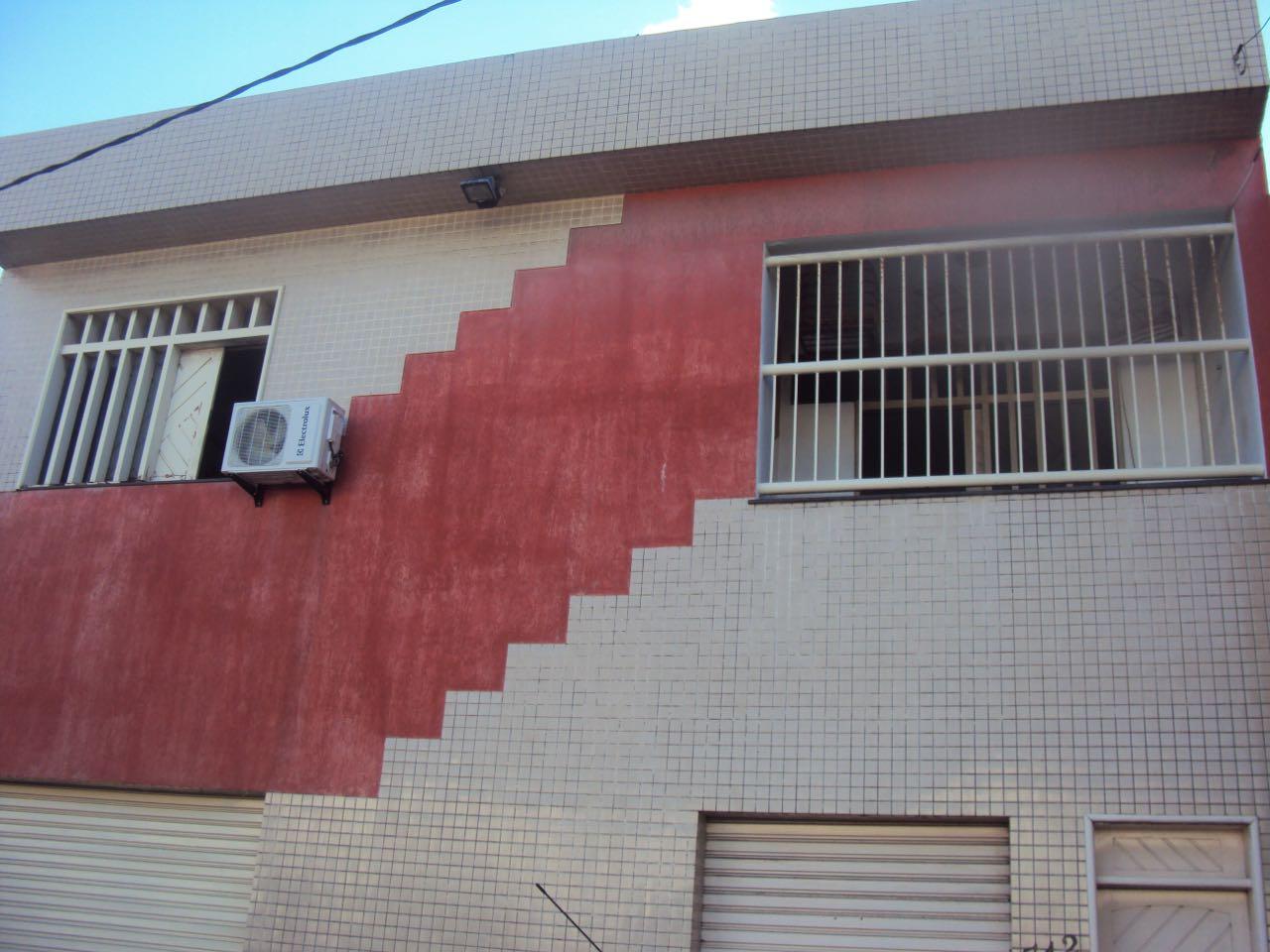 VENDE-SE CASA COM PONTO COMERCIAL 
