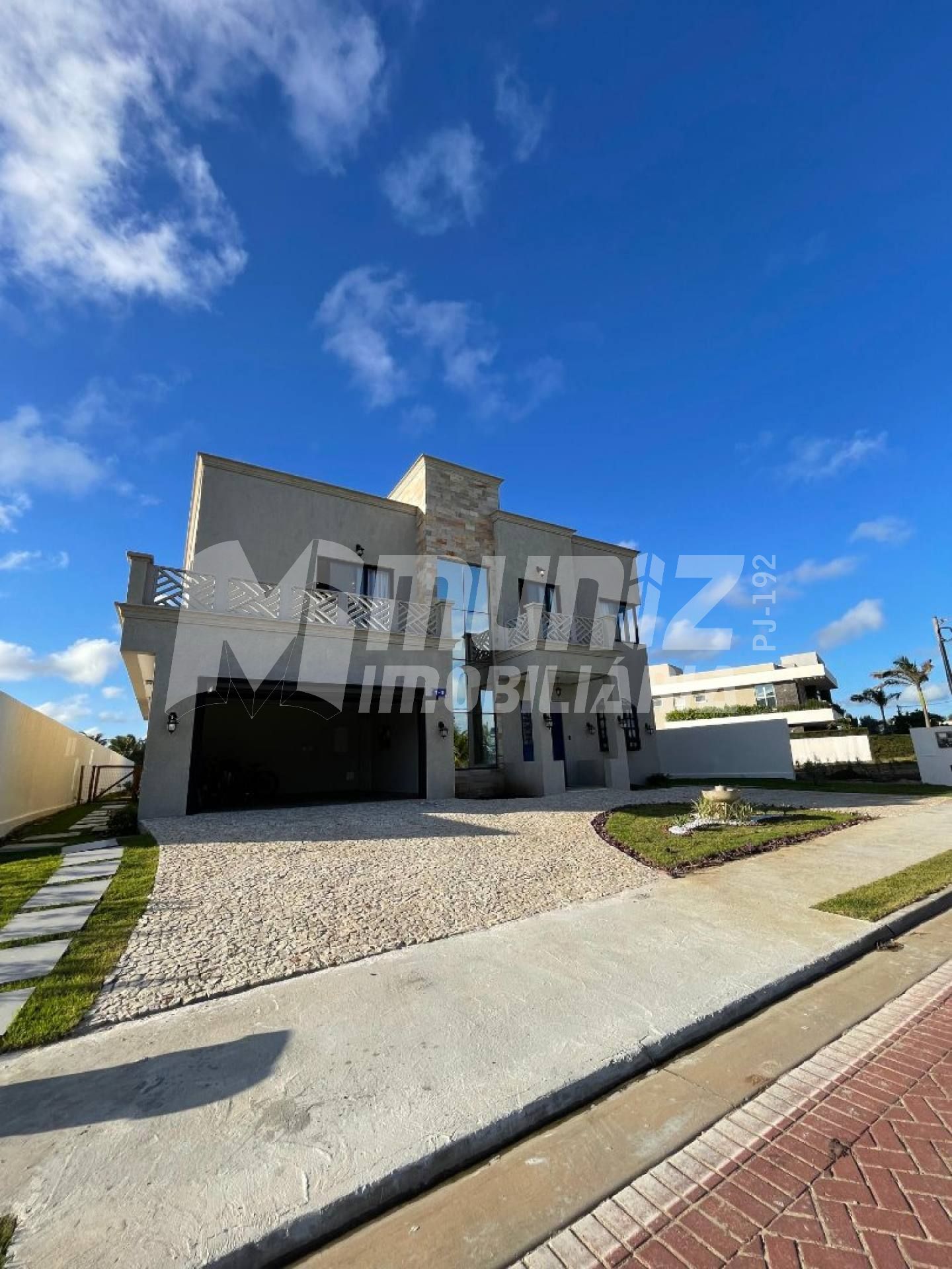 VENDE-SE EXUBERANTE MANSÃO PÉ-NA-AREIA NO COND. DAMHA